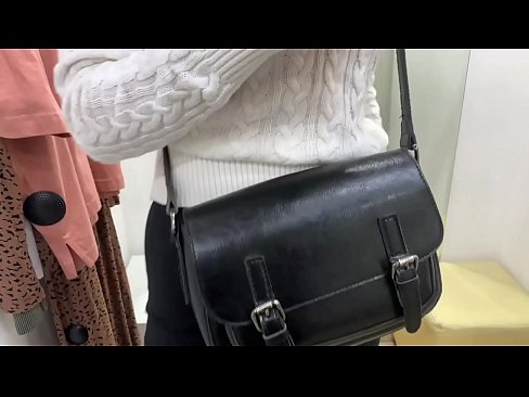 ❤️ Јавна мастурбација на младата кучка FeralBerry со дилдо во фитинг просторијата ❤️ Само порно кај нас mk.com-milf-300.ru ﹏